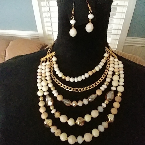 Jewelry - DR162.   Gold and Pearl Necklace With Earrings